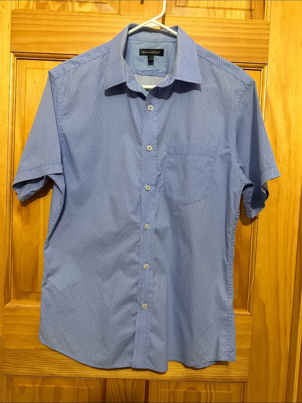 Banana Republic Mens Light Blue with White Geometric Pattern-Short Sleeve Shirt.